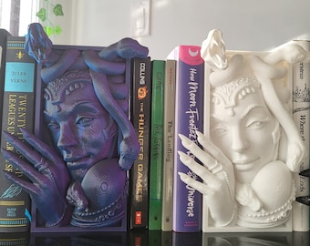 Medusa Peeking Book Nook - Fantasy Book Shelf Decor - Book Lovers Gift - Horror Bookend