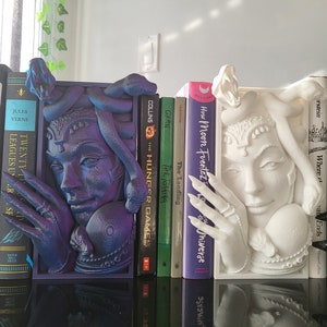 Medusa Peeking Book Nook - Fantasy Book Shelf Decor - Book Lovers Gift - Horror Bookend