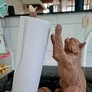 Suporte de papel toalha para gato perseguindo pássaro