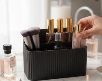 Organizador de maquillaje acanalado con seis compartimentos - Organizador de escritorio y neceser - Decoración de tocador de estilo moderno - Regalo para amantes de la belleza