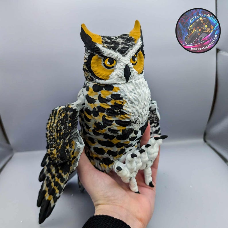 Puede incluir: Una figurita de b&uacute;ho impresa en 3D con detalles realistas. El b&uacute;ho est&aacute; pintado en tonos de blanco, negro y amarillo, con un patr&oacute;n detallado de plumas. El b&uacute;ho tiene ojos grandes y amarillos y un pico afilado.