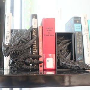 Drachenschwanz und Kopf Buchecke - Fantasy Bücher Regal Dekor - Buch Liebhaber Geschenk - Horror Buchstütze