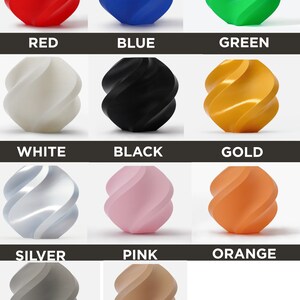 Puede incluir: Un conjunto de 12 bolas de pl&aacute;stico en varios colores, incluyendo rojo, azul, verde, blanco, negro, dorado, plateado, rosa, naranja, gris y madera. Las bolas son todas del mismo tama&ntilde;o y forma, y est&aacute;n dispuestas en una cuadr&iacute;cula.