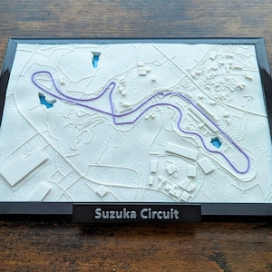 Carte 3D des courses du circuit de Suzuka au Japon - oeuvre d'art murale personnalisée - plan de rue 3D - oeuvre d'art déco bureau à domicile - cadeau de pendaison de crémaillère - impression poster ville