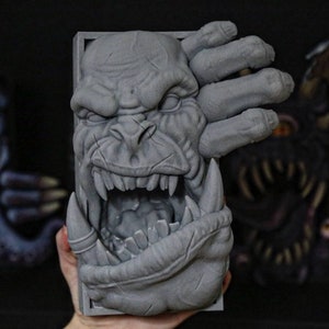 Orc Fantasy Peeking Book Nook - Dekoracja półki na książki fantasy - Prezent dla miłośników książek - Horror Bookend