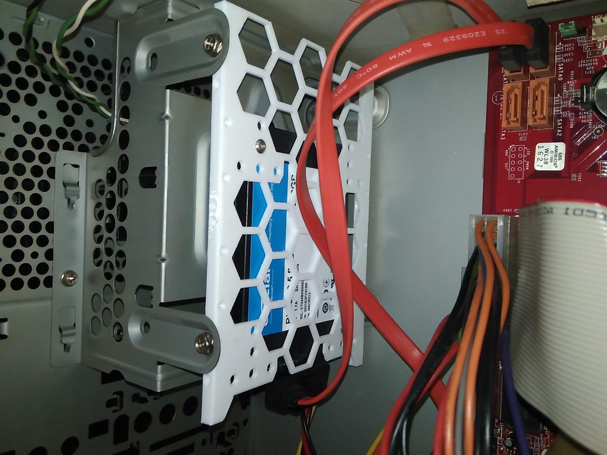 Adaptador de disco duro: unidad SSD de 2,5" en una bahía para discos duros de 3,5" - Piezas de PC - Adaptador de disco duro