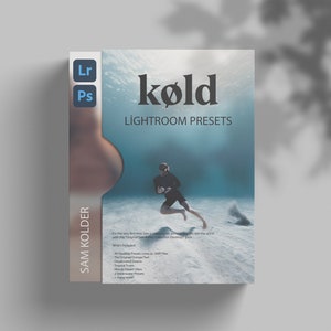 Może przedstawiać: Okładka produktu dla presetów Lightroom o nazwie "kold" autorstwa Sama Koldera. Okładka przedstawia podwodne zdjęcie w kolorze niebieskim i białym z osobą nurkującą. Tekst "kold" jest pogrubiony, biały, z kółkiem wokół litery "o". Tekst "Lightroom Presets" jest mniejszy, biały, znajduje się pod słowem "kold".