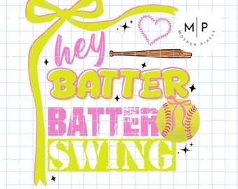 Może przedstawiać: Grafika o tematyce softballowej ze słowami "hey BATTER BATTER SWING" w kolorze różowym i żółtym. Zawiera również żółtą kokardę i wstążkę, różowe serce, kij baseballowy i piłkę do softballu. Projekt znajduje się na białym tle z wzorem kratki.