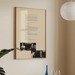 Könnte beinhalten: Ein gerahmter Druck mit beigem Hintergrund zeigt ein Skript und mehrere Schwarz-Weiß-Fotografien. Der Rahmen hat eine helle Holzfarbe. Der Druck hängt an einer beigen Wand.