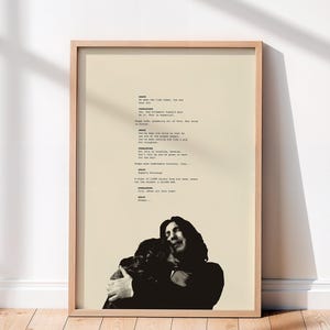 Könnte beinhalten: Ein gerahmtes vertikales Poster mit hellbeigem Hintergrund und schwarzem Text, der einen Dialog zwischen Snape und Dumbledore zeigt. Unter dem Text befindet sich eine schwarz-weiße Illustration von Snape, der eine Person in seinen Armen hält.