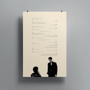 Può includere: Un poster con sfondo beige presenta uno script stampato e due uomini. Uno è seduto e l'altro in piedi, con un abito nero. Lo script è in testo nero e il poster è appeso a un cordino nero.