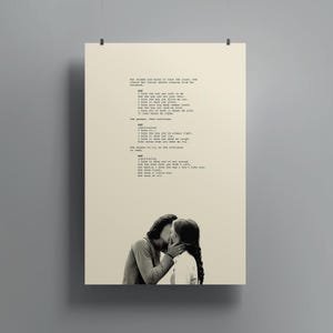 Pode incluir: Um poster a preto e branco com um casal a beijar-se, com texto por cima. O texto é um poema, com versos como "Eu odeio a maneira como você fala comigo" e "Eu odeio quando você mente."
