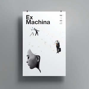 Könnte beinhalten: Ein weißes Poster mit dem Text "Ex Machina" in schwarzen Fettdruckbuchstaben. Das Poster zeigt ein Schwarzweißbild eines Frauenkopfes mit einem Raster aus Zahlen und Symbolen dahinter. Es gibt auch Bilder von Menschen in Anzügen.