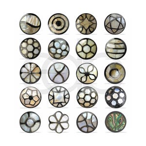 Peut inclure: Une collection de vingt boutons décoratifs avec divers motifs incrustés. Les boutons présentent une variété de motifs, notamment des formes géométriques et des motifs floraux, le tout encadré dans un cadre métallique foncé. Les matériaux incrustés semblent être de la nacre et d'autres matériaux irisés.