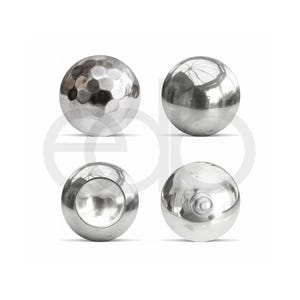 Op de afbeelding: Vier gepolijste metalen bollen. Eén bol heeft een getextureerd, ingedeukt oppervlak. Een andere reflecteert de omgeving. De derde heeft een concave inkeping. De vierde heeft een spiraalvormig ontwerp.