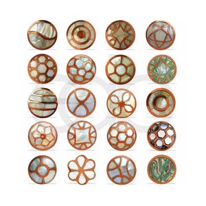 Peut inclure: Une collection de vingt boutons ronds décoratifs avec des motifs incrustés variés. Les boutons ont un bord en métal couleur cuivre et sont remplis de nacre irisée et d'autres éléments décoratifs. Les motifs comprennent des formes géométriques et organiques.