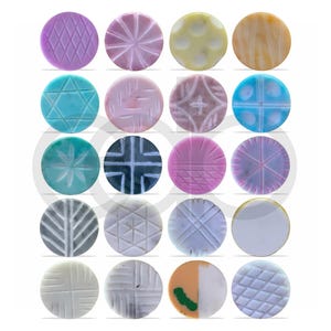 Rzeźbione guziki z rogu – okrągły, geometryczny wzór – wybierz swój styl