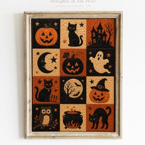 Op de afbeelding: Een ingelijst Halloween-kunstwerk met een patchwork-ontwerp met verschillende griezelige iconen. Het kunstwerk bevat een pompoen, zwarte kat, spookhuis, geest, maan, uil, ketel en heksenhoed. Het kleurenpalet bestaat uit oranje, zwart en bruin.