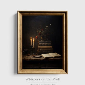 Peut inclure: Une impression encadr&eacute;e d'une nature morte repr&eacute;sentant une pile de vieux livres, un vase avec des fleurs s&eacute;ch&eacute;es et deux bougies allum&eacute;es sur une table en bois. L'image a une esth&eacute;tique sombre et m&eacute;lancolique.