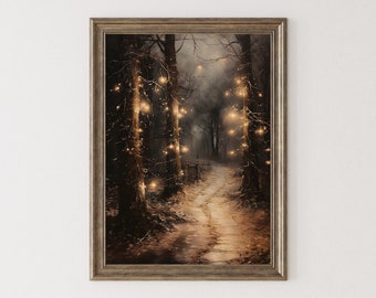 Puede incluir: Una lámina de arte enmarcada que muestra una escena forestal oscura y atmosférica de noche. El camino está iluminado por luces cálidas y brillantes envueltas alrededor de los troncos. La obra está en un marco de madera marrón texturizada.