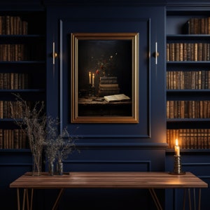 Peut inclure: Une pi&egrave;ce bleu fonc&eacute; avec une table en bois et deux biblioth&egrave;ques remplies de livres. Un tableau repr&eacute;sentant une nature morte avec des bougies, des fleurs et des livres est accroch&eacute; au mur.