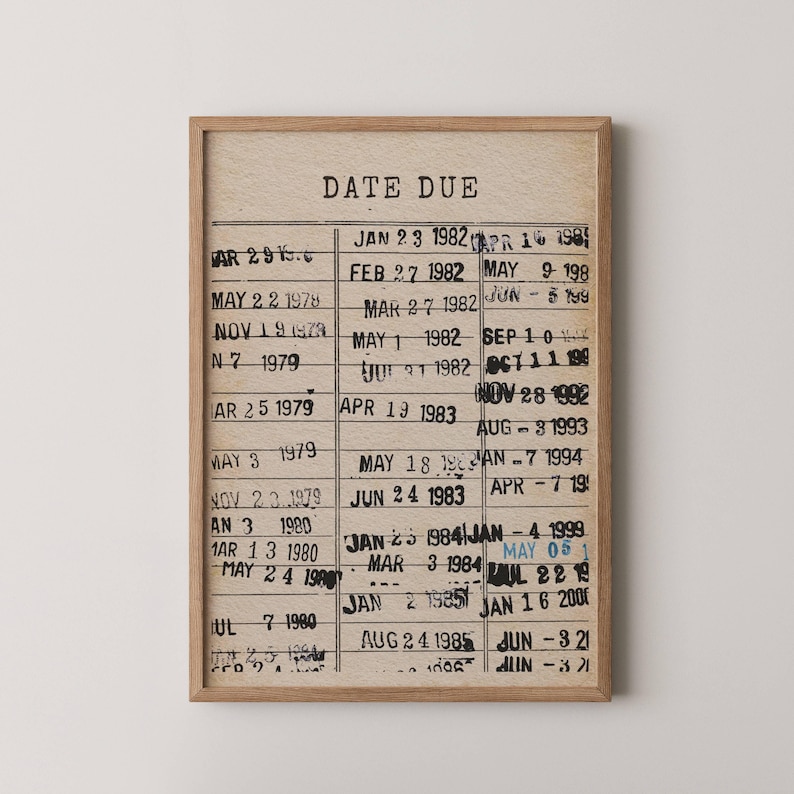 K&ouml;nnte beinhalten: Ein gerahmter Druck mit Vintage-&Auml;sthetik, der eine Liste von Daten und den Text "DATE DUE" zeigt. Die Daten reichen von 1978 bis 2000.
