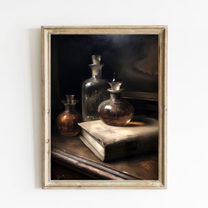 Puede incluir: Una pintura de tres botellas de vidrio con tapones, dos transparentes y una ámbar, que se encuentran sobre una pila de libros antiguos en una mesa de madera. Las botellas están iluminadas por una luz suave, proyectando sombras sobre la mesa y los libros.
