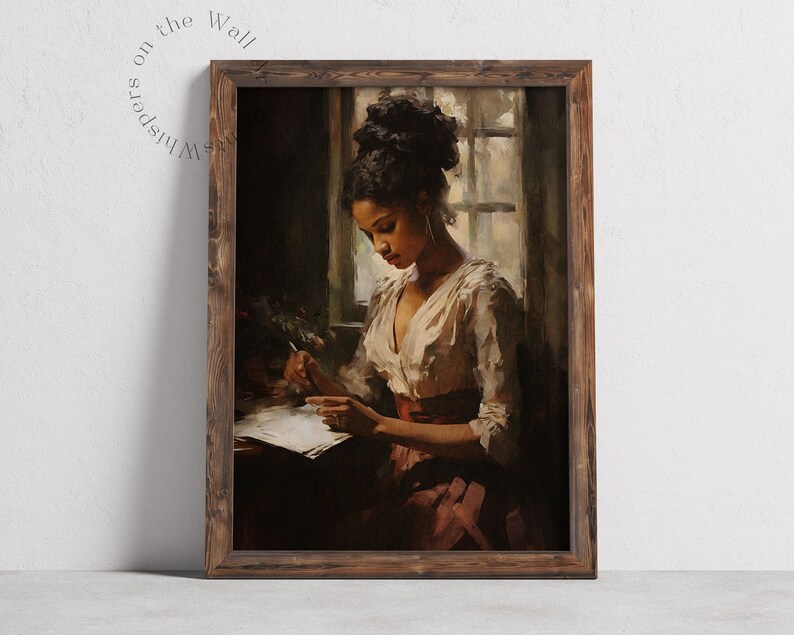 Peut inclure: Une peinture d'une femme en blouse blanche et ceinture rouge, assise pr&egrave;s d'une fen&ecirc;tre et &eacute;crivant dans un livre. La femme a les cheveux noirs et les yeux bruns. La peinture est encadr&eacute;e dans un cadre en bois fonc&eacute;.