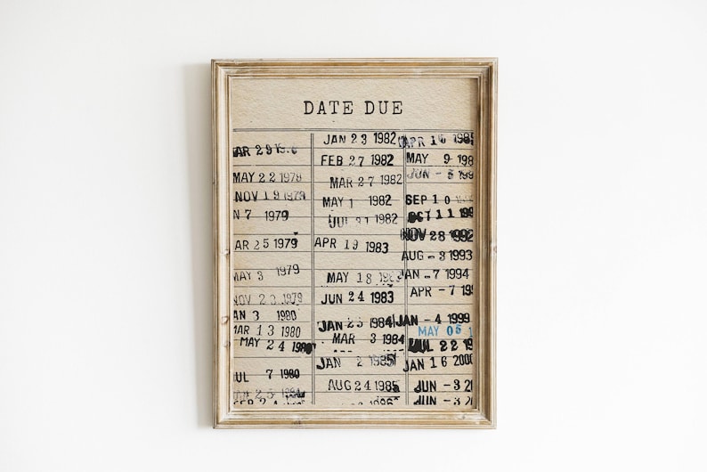 K&ouml;nnte beinhalten: Ein Vintage-Schild aus Holz mit wei&szlig;em Hintergrund und schwarzem Text. Das Schild tr&auml;gt die Aufschrift "DATE DUE" und listet Daten von 1978 bis 2000 auf.