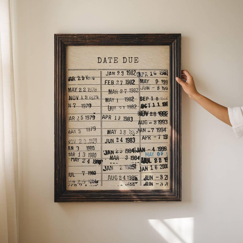 K&ouml;nnte beinhalten: Ein gerahmter Vintage-Chart mit dem Titel "Date Due" und einer Liste von Daten in schwarzer Tinte. Der Chart ist auf einem beigefarbenen Hintergrund und hat einen dunkelbraunen Rahmen.