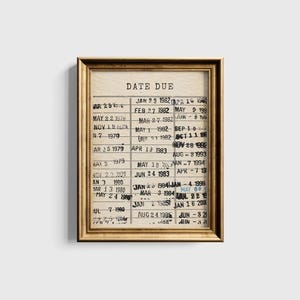 K&ouml;nnte beinhalten: Ein gerahmter Vintage-Druck mit einer Liste von Daten und Zahlen. Der Druck hat einen goldenen Rahmen und einen wei&szlig;en Hintergrund. Der Text auf dem Druck lautet "DATE DUE" und enth&auml;lt Daten von 1979 bis 1985.