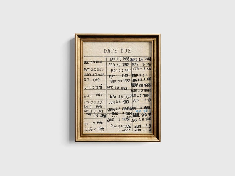 K&ouml;nnte beinhalten: Ein gerahmter Vintage-Druck mit einer Liste von Daten und Zahlen. Der Druck hat einen goldenen Rahmen und einen wei&szlig;en Hintergrund. Der Text auf dem Druck lautet "DATE DUE" und enth&auml;lt Daten von 1979 bis 1985.