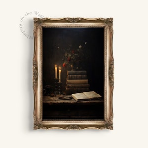 Peut inclure: Une photographie en noir et blanc d'une nature morte repr&eacute;sentant une table en bois fonc&eacute; avec une pile de vieux livres, un vase de fleurs et deux bougies allum&eacute;es. Les bougies sont dans des bougeoirs anciens et les livres sont empil&eacute;s les uns sur les autres. Les fleurs sont rouges et blanches et la table est brun fonc&eacute;.