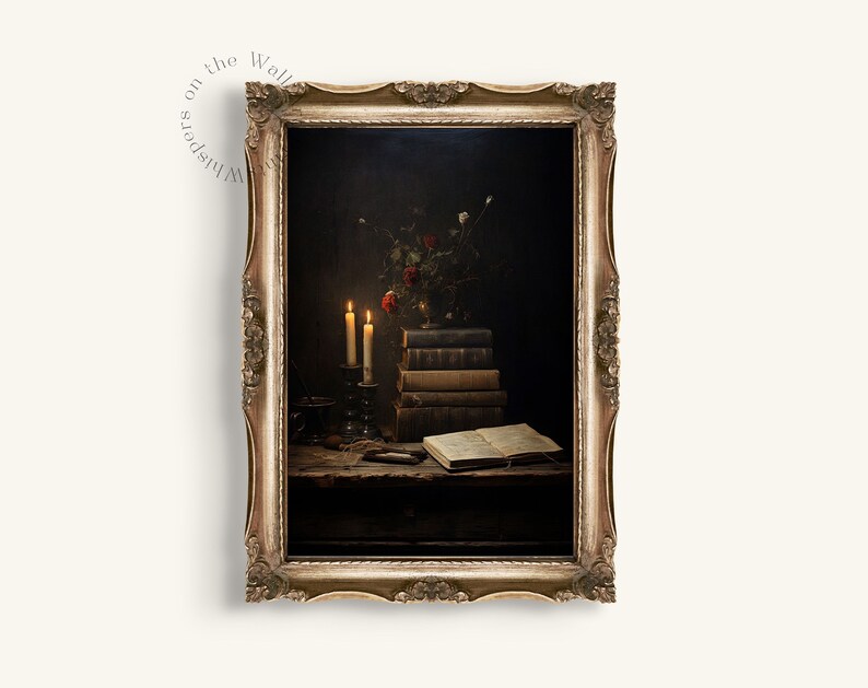 Peut inclure: Une photographie en noir et blanc d'une nature morte repr&eacute;sentant une table en bois fonc&eacute; avec une pile de vieux livres, un vase de fleurs et deux bougies allum&eacute;es. Les bougies sont dans des bougeoirs anciens et les livres sont empil&eacute;s les uns sur les autres. Les fleurs sont rouges et blanches et la table est brun fonc&eacute;.