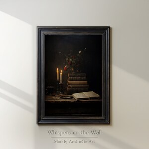 Peut inclure: Une photographie encadr&eacute;e d'une nature morte avec une pile de livres, deux bougies allum&eacute;es, un vase avec des roses rouges et une table en bois. L'image est intitul&eacute;e "Whispers on the Wall" et est d&eacute;crite comme "Moody Aesthetic Art".