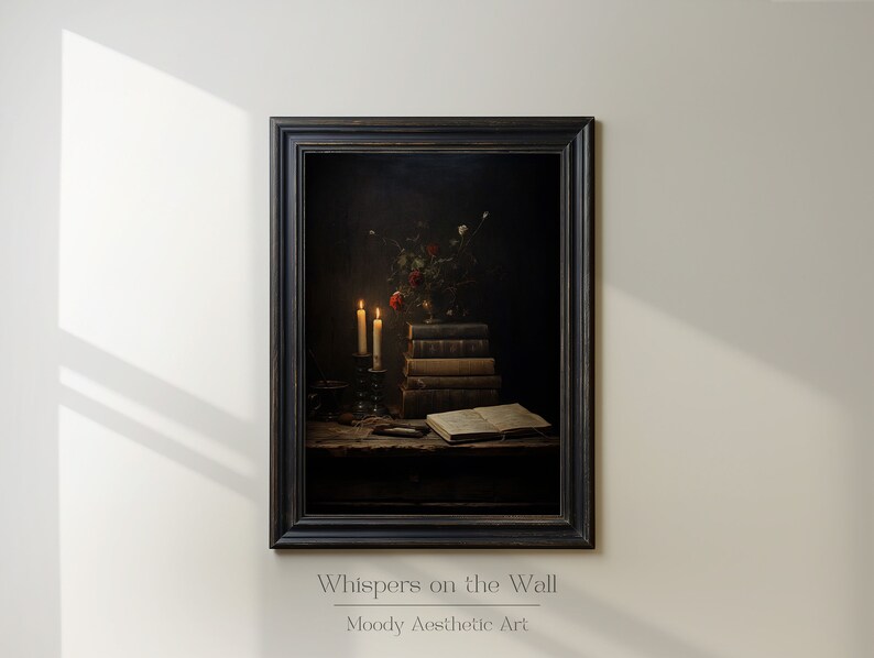 Peut inclure: Une photographie encadr&eacute;e d'une nature morte avec une pile de livres, deux bougies allum&eacute;es, un vase avec des roses rouges et une table en bois. L'image est intitul&eacute;e "Whispers on the Wall" et est d&eacute;crite comme "Moody Aesthetic Art".
