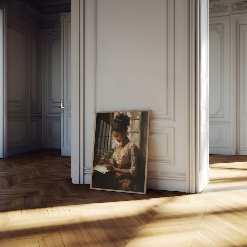 Peut inclure: Une peinture encadr&eacute;e repr&eacute;sentant une femme assise &agrave; un bureau, &eacute;crivant dans un livre. Elle porte une robe de couleur claire et a les cheveux fonc&eacute;s. La peinture est situ&eacute;e dans une pi&egrave;ce avec une fen&ecirc;tre et une vue sur un jardin.