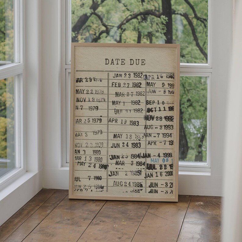 K&ouml;nnte beinhalten: Ein gerahmter Druck mit dem Text "DATE DUE" und einer Liste von Daten und Jahren. Die Daten sind in schwarzer Tinte auf einem beigefarbenen Hintergrund gedruckt.