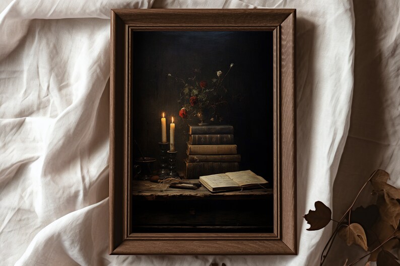 Peut inclure: Une photographie encadr&eacute;e d'une nature morte avec une pile de livres, deux bougies allum&eacute;es et un vase de fleurs sur une table en bois.