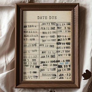 K&ouml;nnte beinhalten: Ein gerahmter Druck im Vintage-Stil mit einer Liste von Daten und dem Text "DATE DUE". Die Daten sind in schwarzer Tinte handgeschrieben und reichen von 1978 bis 1985.