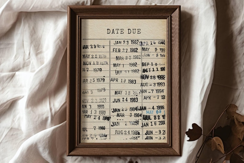 K&ouml;nnte beinhalten: Ein gerahmter Druck im Vintage-Stil mit einer Liste von Daten und dem Text "DATE DUE". Die Daten sind in schwarzer Tinte handgeschrieben und reichen von 1978 bis 1985.