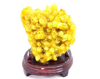 Natürlicher Lemon Quartz Rohkristall auf Ständer, großes gelbes Quarzmuster