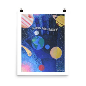 Op de afbeelding: Een blauwe hand met planeten en sterren erop. De tekst "The Universe Declares His Majesty!" staat op de hand geschreven. De achtergrond is donkerblauw met witte sterren.