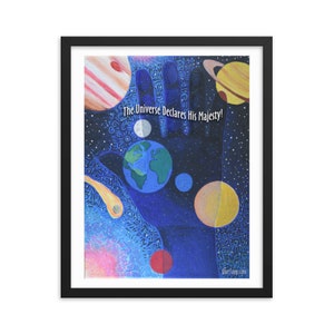 Peut inclure: Une peinture colorée d'une main tenant des planètes dans l'univers. Le texte "The Universe Declares His Majesty!" est écrit en blanc sur un fond noir.