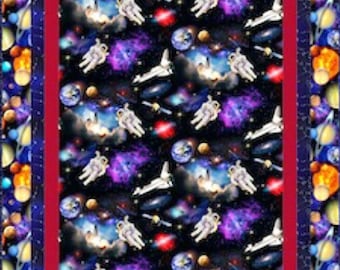 Quiltkit 72"x92", Warp Speed med tyger från In Space av Elizabeth Studio. Sängtäcke, planeter, jord, Saturnus, Mars, Pluto, astronauter.