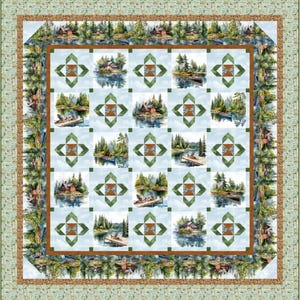 Pode incluir: Um cobertor acolchoado com um padrão repetido de cenas à beira do lago, incluindo cabanas, árvores e reflexos de água. O cobertor tem um esquema de cores azul claro e verde com uma borda marrom e uma borda decorativa.