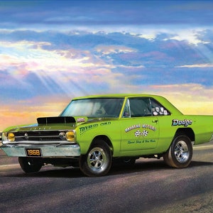Op de afbeelding: Een limoengroene Dodge Dart uit 1968 met de stickers "Troubled Child" en "Maheeme Motors". De auto staat op een weg met een bewolkte lucht op de achtergrond.