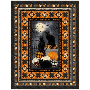 Pode incluir: Uma colcha de Halloween preta e laranja com três gatos pretos empoleirados em abóboras e urnas. A colcha tem um fundo preto com uma lua e morcegos no centro. A borda é um padrão geométrico preto e laranja.