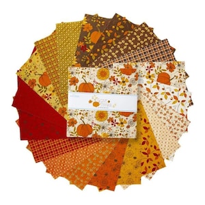Könnte beinhalten: Ein Set mit 20 Stoffquadraten mit verschiedenen Herbstmustern in Orange-, Gelb-, Braun- und Rottönen. Die Stoffquadrate sind kreisförmig angeordnet und zeigen Kürbisse, Blätter und Blumenmuster. Der Text "Give Thanks" ist auf einem weißen Etikett in der Mitte des Bildes aufgedruckt.
