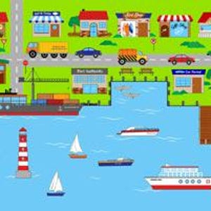 Op de afbeelding: Een kleurrijke illustratie van een stad met winkels, huizen, auto's, vrachtwagens, een haven, een vuurtoren, boten en een pier. De illustratie is op een groene achtergrond met een blauwe rivier.